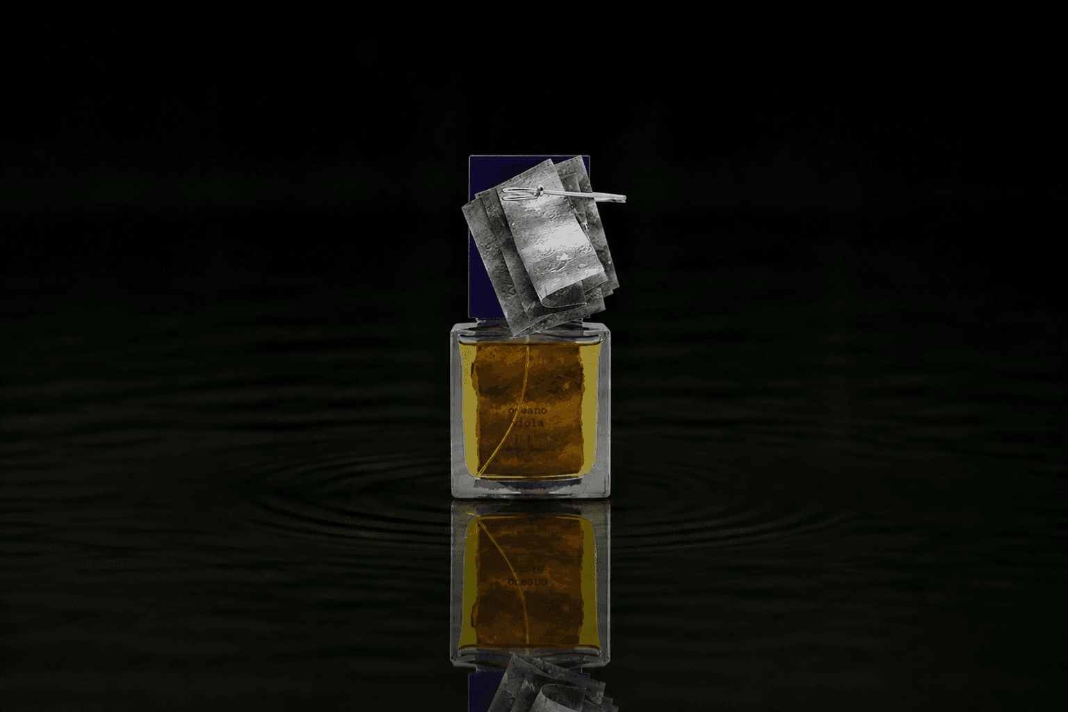 Filippo Sorcinelli Filippo Sorcinelli - Oceano Viola fragrance bottle floating above dark water