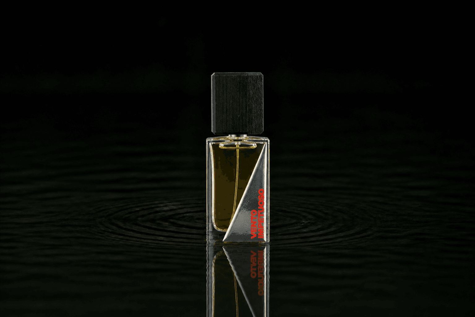 Filippo Sorcinelli Vento Impetuoso Atmosphere D'emotion fragrance bottle floating above dark water