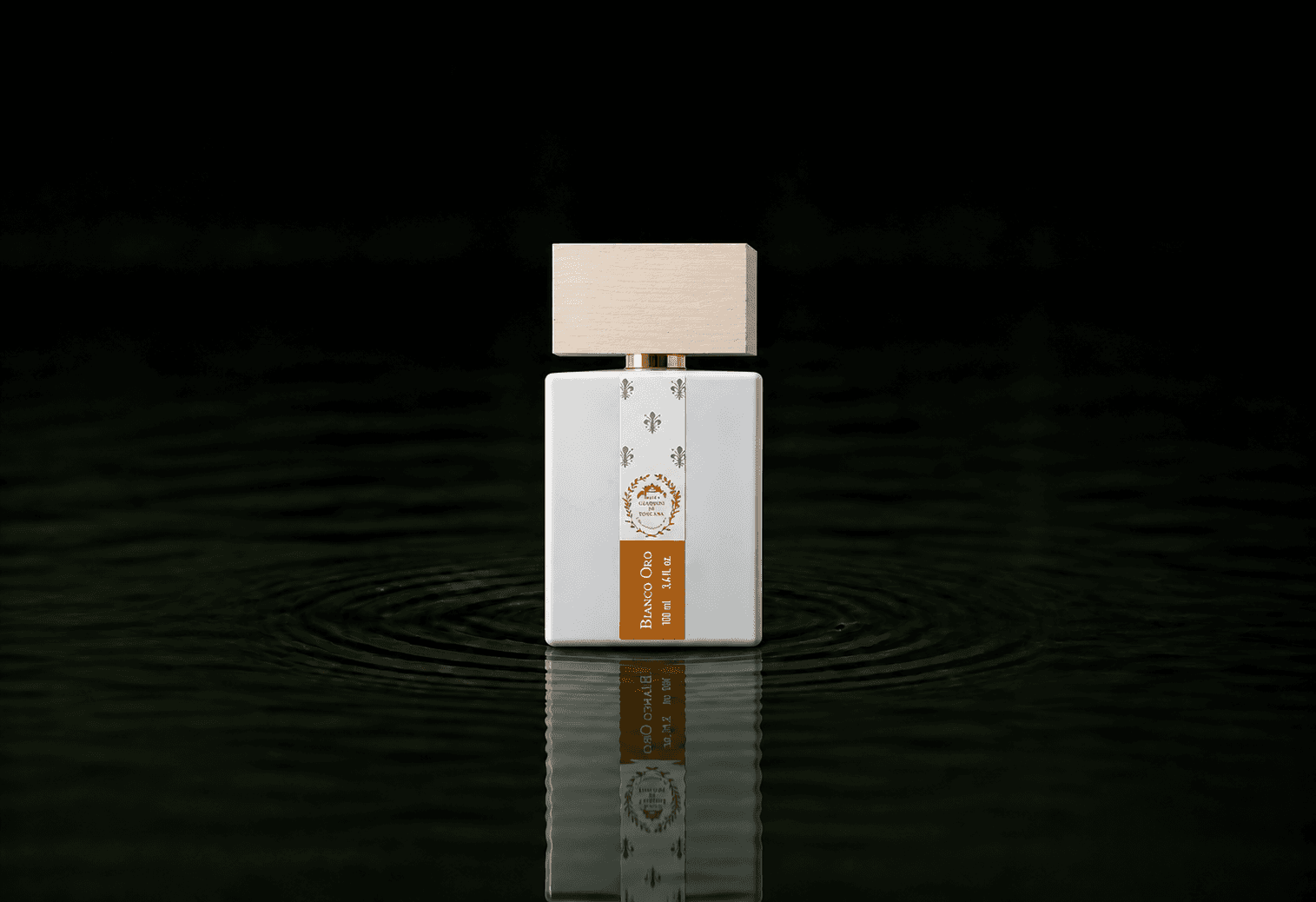 Giardini di Toscana Bianco Oro fragrance bottle floating above dark water