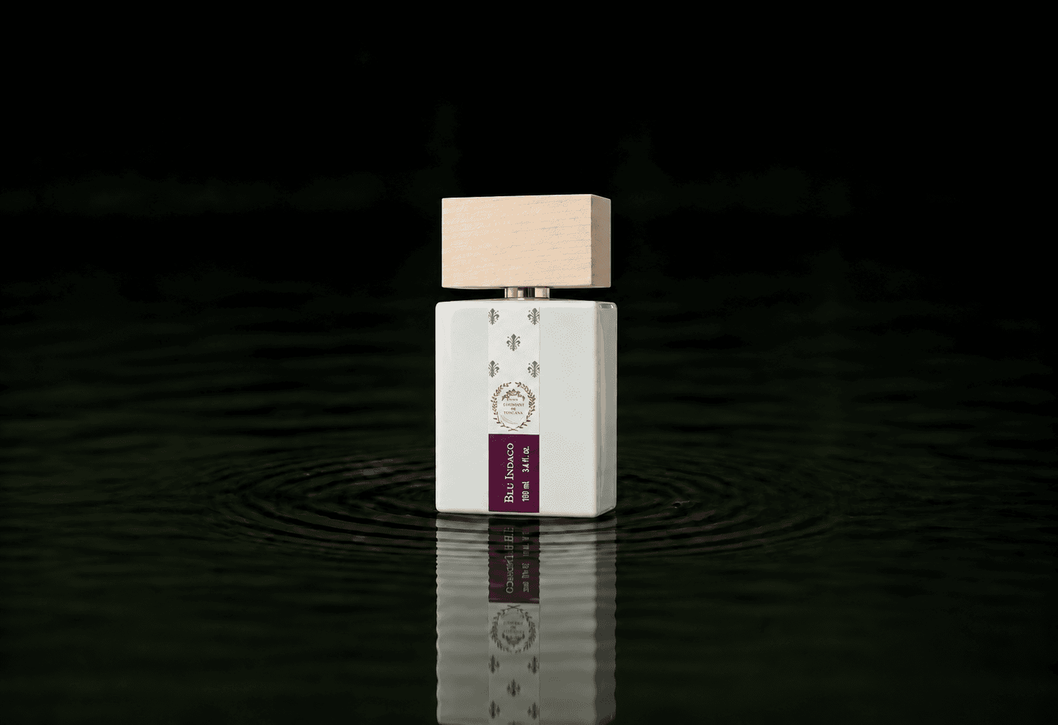 Giardini di Toscana Blu Indaco fragrance bottle floating above dark water