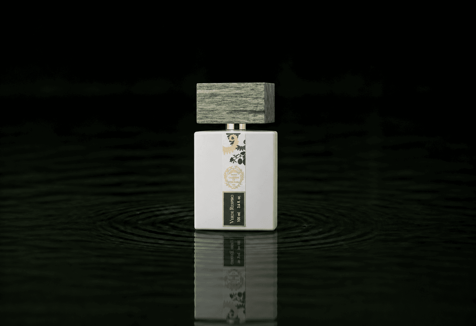 Giardini di Toscana Verde Respiro fragrance bottle floating above dark water