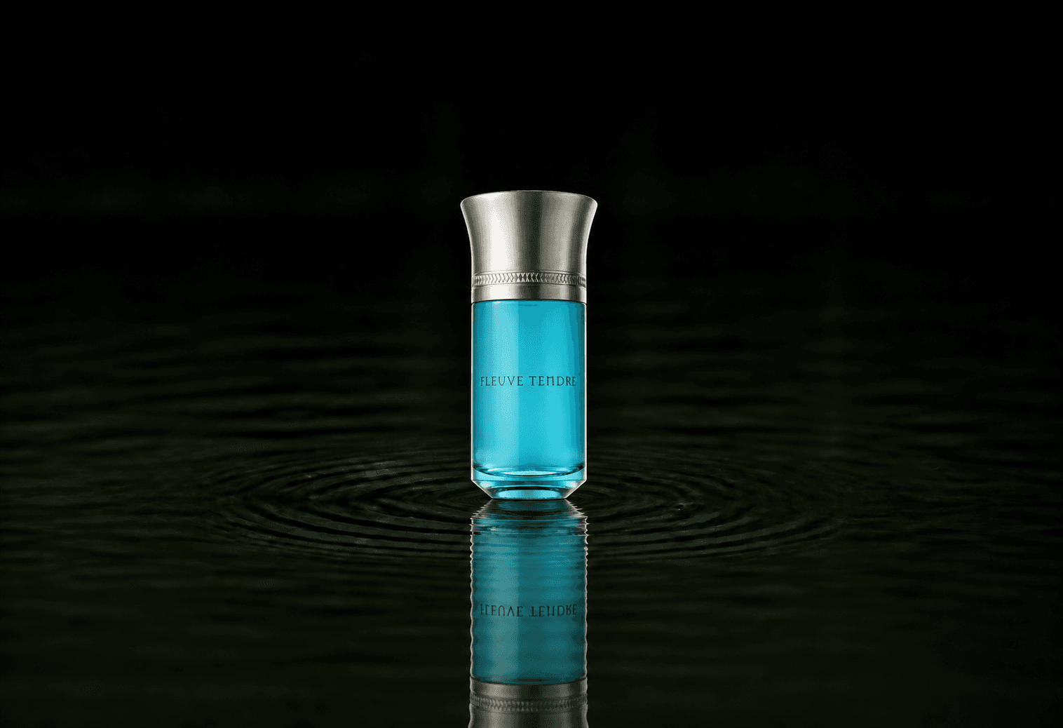 Liquides Imaginaires Fleuve Tendre fragrance bottle floating above dark water