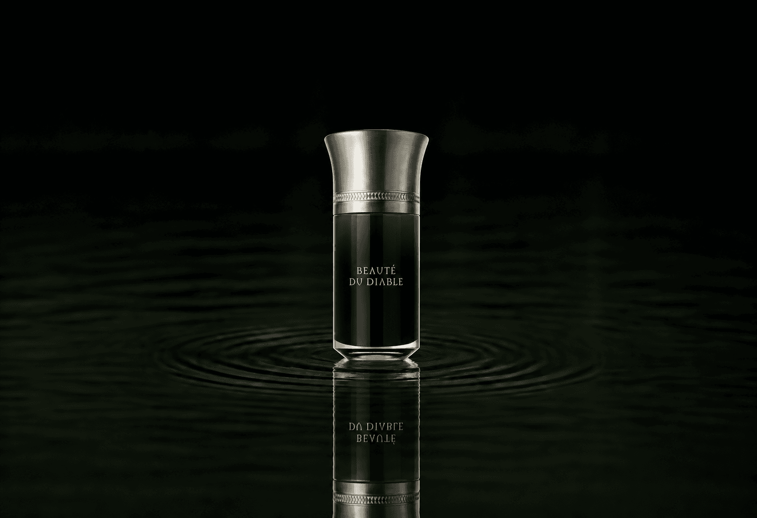 Liquides Imaginaires Les Liquides Imaginaires - Beaute du Diable fragrance bottle floating above dark water