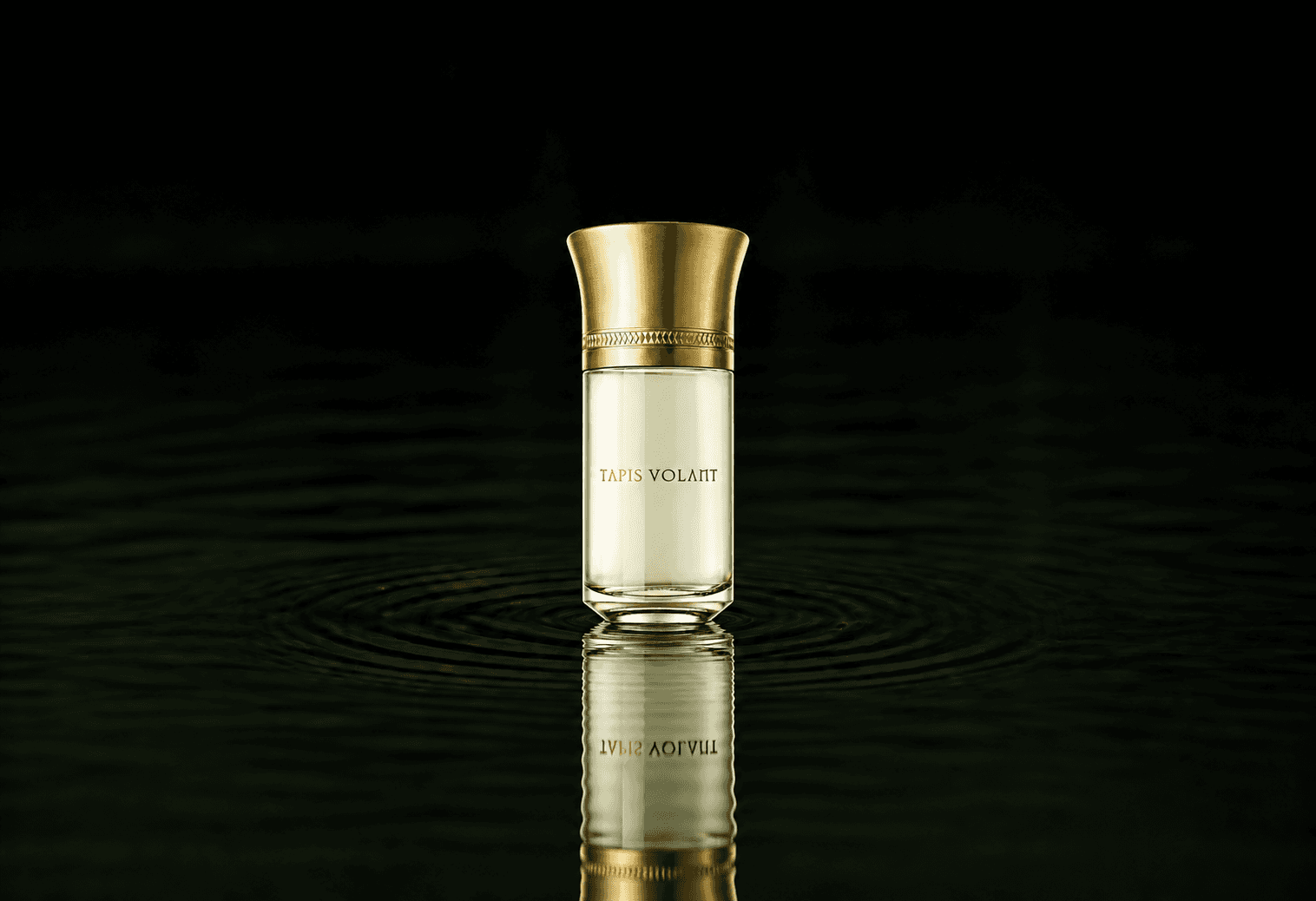 Liquides Imaginaires Les Liquides Imaginaires - Tapis Volant fragrance bottle floating above dark water