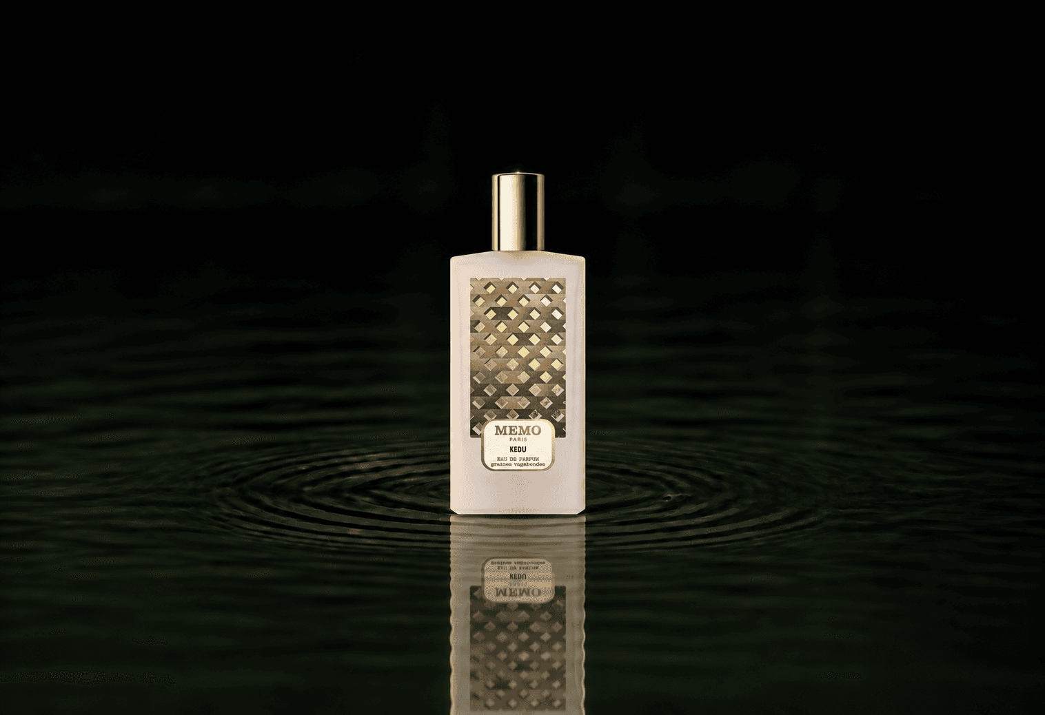 Memo Paris Graines Vagabondes - Kedu fragrance bottle floating above dark water